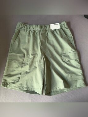 Stylus Men's Green Cargo Shorts Size Medium NWT